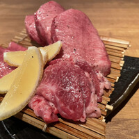 炭火焼肉 なかはら - タン3種（左から時計回り）タン先、タン元、タンゲタ（裏側の筋）