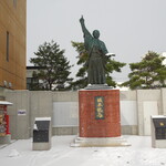 フォーポイントバイシェラトン函館 - 坂本竜馬も寒そうですね