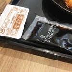 Yoshinoya - キャベツ千切り用のドレッシングと中濃ソース。
                ドレッシングは和風と胡麻から選べます。ワシは胡麻ドレッシングをチョイス。