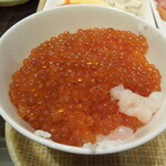 レストラン＆バー｢SKY J｣ ＪＲタワーホテル日航札幌 - ほぼいくら丼、手前は少し帆立