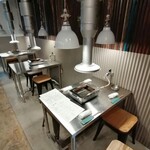 和牛専門アームストロング精肉店 町田小山店 - 無機質に温もり感のある店内。