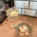 和牛専門アームストロング精肉店 町田小山店 - 博多もつ鍋で出てくるような和牛の小腸？を使ったもつ煮込みもめちゃウマ。塩味だったのかな。