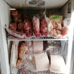 和牛専門アームストロング精肉店 - 別の冷蔵庫。