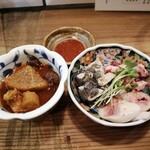 和牛専門アームストロング精肉店 - 左がふたつめの煮込み。和牛脛肉、ハチノス、大根。五香粉で。右はさっと茹でた？肉刺し。センマイ、コブクロ、コブ芯。