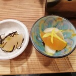 和牛専門アームストロング精肉店 - たれ系の焼肉の前にはさっぱりとした蕪と柿の浅漬け。黄色いのは柚子の皮。超薄味が◎。