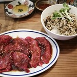 和牛専門アームストロング精肉店 - 特製のたれで揉んだ和牛ハラミ、ロース、カルビ。白飯ではなくとんぶり、鶏挽肉、しめじのご飯で。