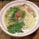 和牛専門アームストロング精肉店 - 〆のらーめんは普通サイズが出て来てちと焦った。ふつーには小さなお茶碗での提供。牛テールのみのさっぱりコク旨スープ。薬味ととろける牛テール。梅干やカイワレも。九州では知られたマルタイラーメン使用。