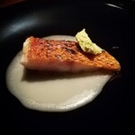 蒼 - 稲取 地金目鯛の藁焼き。大好きな麹を使ったドレッシングで。金目の甘みが引き出されて、至福の一皿。パリパリで美しい火入れの皮がアクセントに。