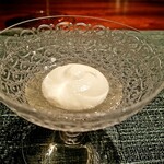 蒼 - 静岡 新玉ねぎのムース。これもスペシャリテと思います。玉葱の繊維を傷つけないように鋼の包丁でスライス。焦がさないように炒めて甘みだけを引き出した神の玉葱。