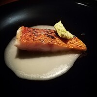 蒼 - 稲取 地金目鯛の藁焼き。大好きな麹を使ったドレッシングで。金目の甘みが引き出されて、至福の一皿。パリパリで美しい火入れの皮がアクセントに。