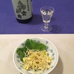 KINOKUNIYA - 豆もやし、オリーブオイル、ポン酢、酒器は Baccarat Thailand ステム付き