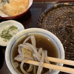 そば季寄せ 楽庵 - かけにすると蕎麦の旨味が分かる。ような気がする。