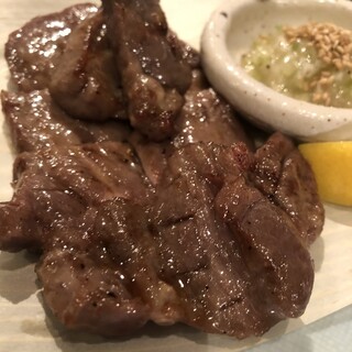 地鶏レバーと厚切り牛タンの炙り焼きは注文必至！