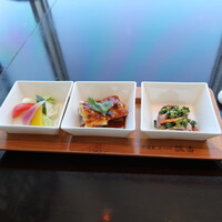 中国菜 老四川 飄香 銀座三越店 - 本日の前菜三種　【お漬物・蒸し鶏・ゲソ】