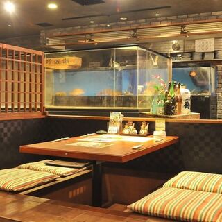 魚が泳ぐ生簀が見える【掘りごたつ席(～6名様)】