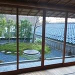 あらや滔々庵 - ギャラリーからお庭を臨む
