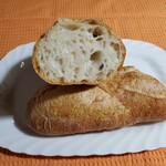 バゲット マジシェンヌ - バタール¥350
      5種類の小麦粉、2種類の酵母、ゲラントの塩を使用した長時間発酵のパン