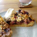 カフェ アンド ベイク ベベ - いちごとチョコのタルト