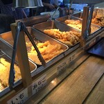 セルフ讃岐うどん 宮内製麺 - カウンターのお惣菜コーナー