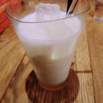 スープカレーGARAKU 札幌本店 - パインラッシーのアップ。
                                底にパイナップルの色。