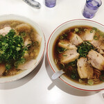 第一旭 - 右 デラックス大
左 特製しょうゆラーメン