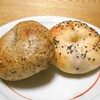 ハセベーカリー - 紅茶とリンゴのベーグル（左）＆ クリームチーズとあんこのベーグル