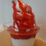 洋菓子工房べんべや 　ソフトクリームラウンジ - バニラカップ(W)＋莓ソース(\483)