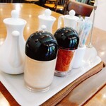 中華レストラン さんぷく - テーブル上の調味料