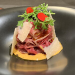 カーサ・デル・チーボ - 黒毛和牛　千本筋のガトー仕立て　キャビアのせ