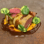 カーサ・デル・チーボ - 菊の花で包んだ琉球いのししのアッロースト