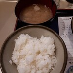 丸和 - ご飯、味噌汁