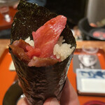 初音鮨 - 漬け大トロ炙り、中トロ、赤身の合わせ手巻き