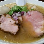 鶏こく中華 すず喜 - トッピング（150円）も付けました。お肉は相変わらず美味しかったです。スープは見た目からして以前と違います。どうしたのでしょうか。。。