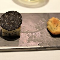 レストラン リューズ - 同。寄りの絵（ケークサレとマドレーヌ）