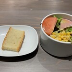 Enotekadworo - サラダとパン