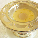 レストラン シャンボール(リーガロイヤルホテル大阪) - フレッシュコーンの冷たいクリームスープとコーヒー風味のブラン・マンジェ。写真では写ってないけど、器の下に入ってるドライアイスの煙がもわもわっと出ていておもしろかったよ。