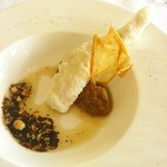 レストラン シャンボール(リーガロイヤルホテル大阪) - 穴子のフリット地中海風&茄子のキャビア仕立て。盛り付けがおもしろいよね。穴子のフリットの上にのっている茶色い皮みたいなのは、トマトの皮をあげたものなんだって。