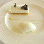 レストラン シャンボール(リーガロイヤルホテル大阪) - 本日のおすすめデザート(ケーキとシャーベット)。ケーキは甘さ控えめ、アーモンドのシャーベットも夏らしくてグッド！