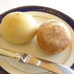 レストラン シャンボール(リーガロイヤルホテル大阪) - パン２種類。このパンはホテルで焼いているんだって。とってもやわらかくて美味しいの。