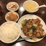 興口福 - 鶏肉のカシューナッツ炒め定食 これに点心2点と杏仁豆腐が付いて@800円！