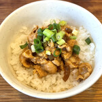 麺堂 稲葉 - 「鶏皮味噌煮込み丼」200円　※本日の肉ライス