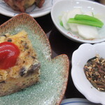 Otomo - ひき肉オムレツ、手焼きふりかけ、浅漬け