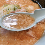 山岡家山形西田店 - 背脂多めのスープ