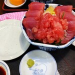 魚河岸処 仙 - 生まぐろ丼1000円。アサリのお味噌汁、デザート付き。