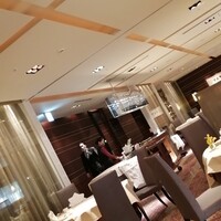 桂林 - モダンな店内。吹き抜けの2階にあるというのも良い。