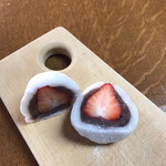 潮屋 - いちご大福・断面