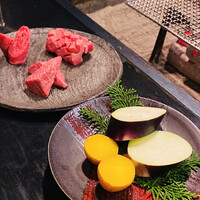 肉匠なか田 本店 - お野菜は宮崎産の肉厚な佐土原茄子と、北海道産のじゃがいも・インカのめざめ。