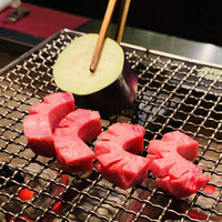 肉匠なか田 本店 - 目の前で丁寧に焼いてくださります。贅沢♡
