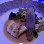 オテル・ド・ヨシノ - クエのポワレ。日本のキノコと共に。