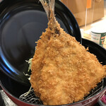 海鮮丼がってん寿司 - 約25cmの鯵フライ